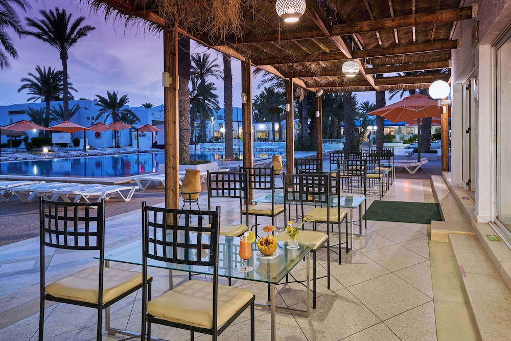Hari Club Beach Resort — Restaurant & bars in Aghir, Medenine