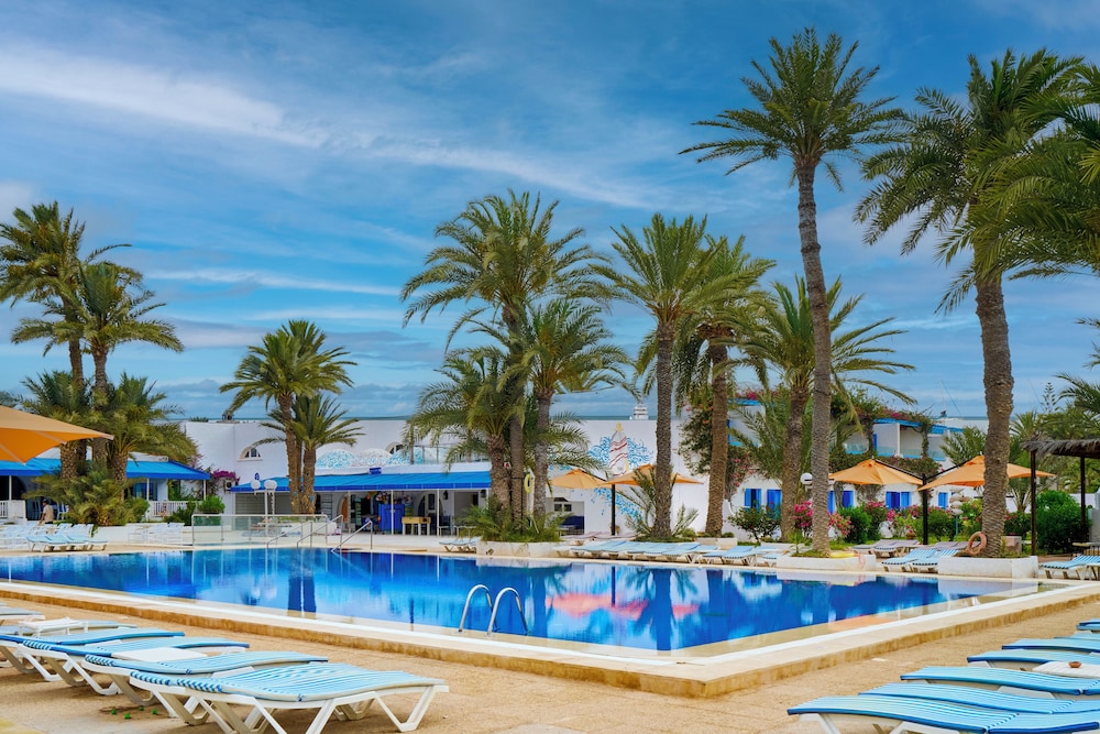 Hari Club Beach Resort — Swimming pool in Aghir, Medenine