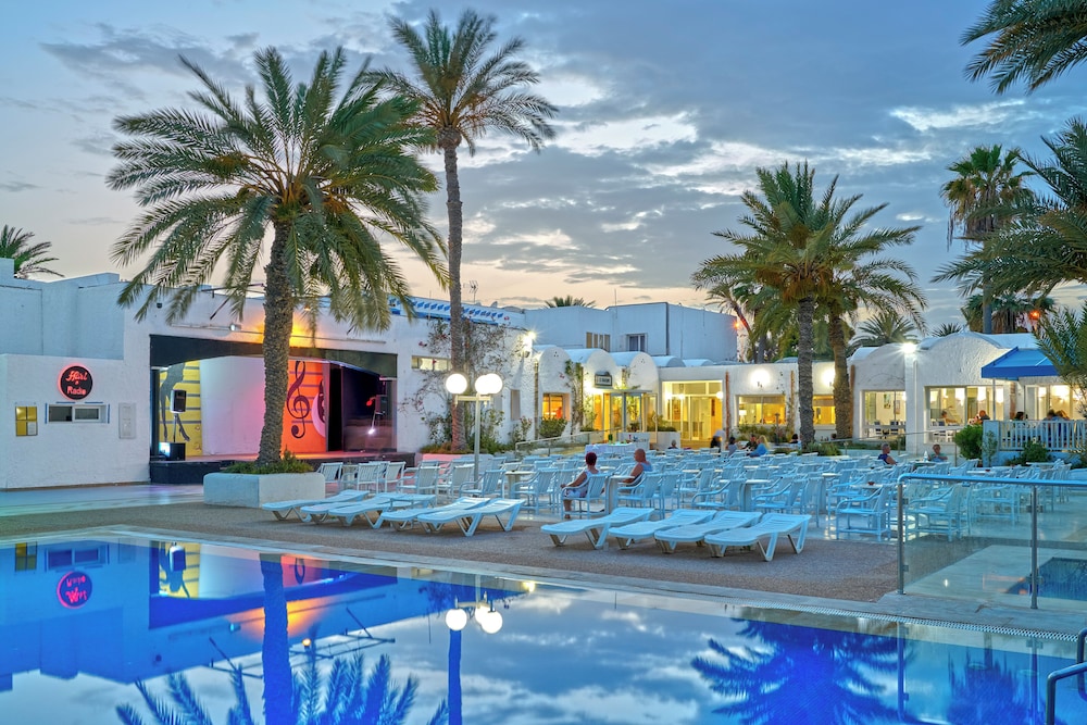 Hari Club Beach Resort — Swimming pool in Aghir, Medenine
