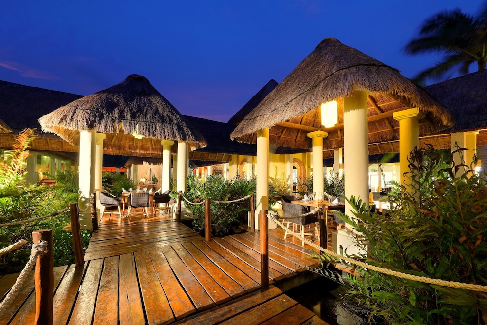 Grand Palladium Kantenah Resort & Spa All Inclusive — Restaurant & bars in Xetna, Quintana Roo