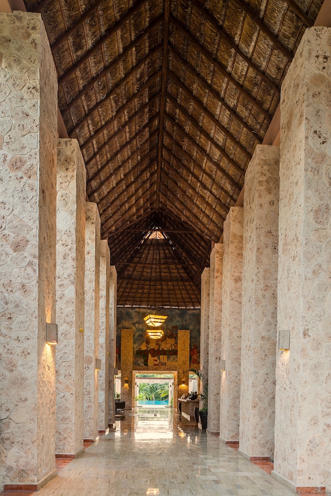 Grand Palladium Kantenah Resort & Spa All Inclusive — Hotel building in Xetna, Quintana Roo