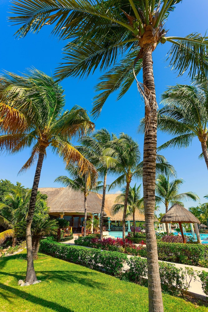 Grand Palladium Kantenah Resort & Spa All Inclusive — Hotel building in Xetna, Quintana Roo