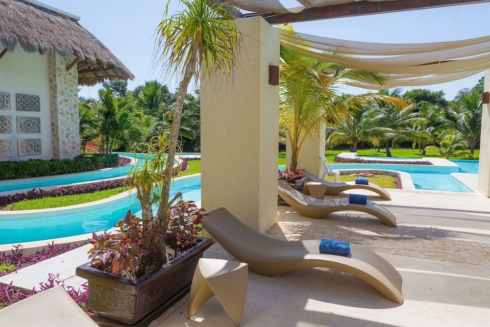 Grand Palladium Kantenah Resort & Spa All Inclusive — Swimming pool in Xetna, Quintana Roo