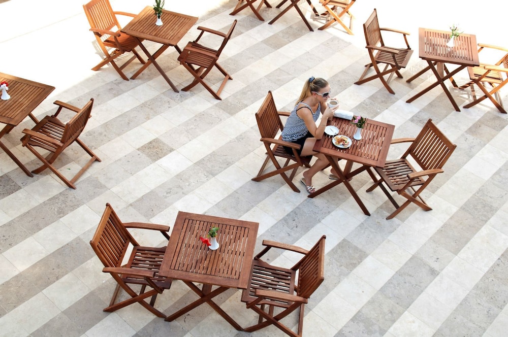 Yalihan Una — Restaurant & bars in Avsallar