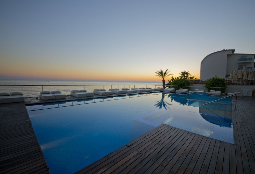 Yalihan Una — Swimming pool in Avsallar