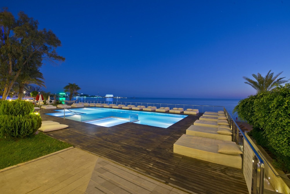 Yalihan Una — Swimming pool in Avsallar