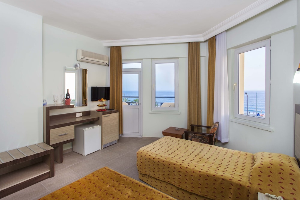 Kleopatra Beach Hotel - All Inclusive — Hotel rooms in Alanya