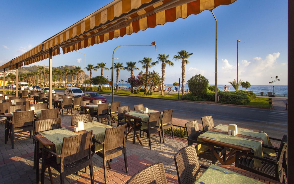 Kleopatra Beach Hotel - All Inclusive — Restaurant & bars in Alanya