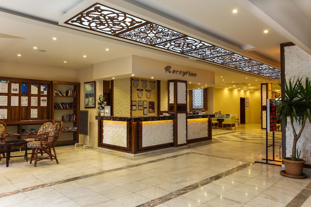 Kleopatra Beach Hotel - All Inclusive — Hotel building in Alanya