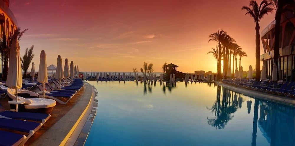 Vikingen Infinity Resort & Spa - All Inclusive — Pool in Alanya