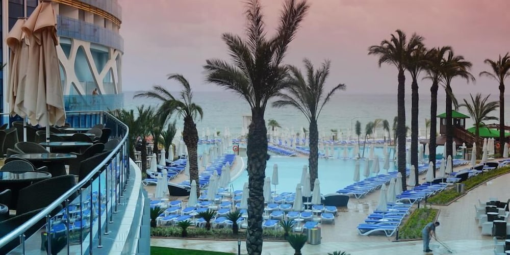 Vikingen Infinity Resort & Spa - All Inclusive — Pool in Alanya