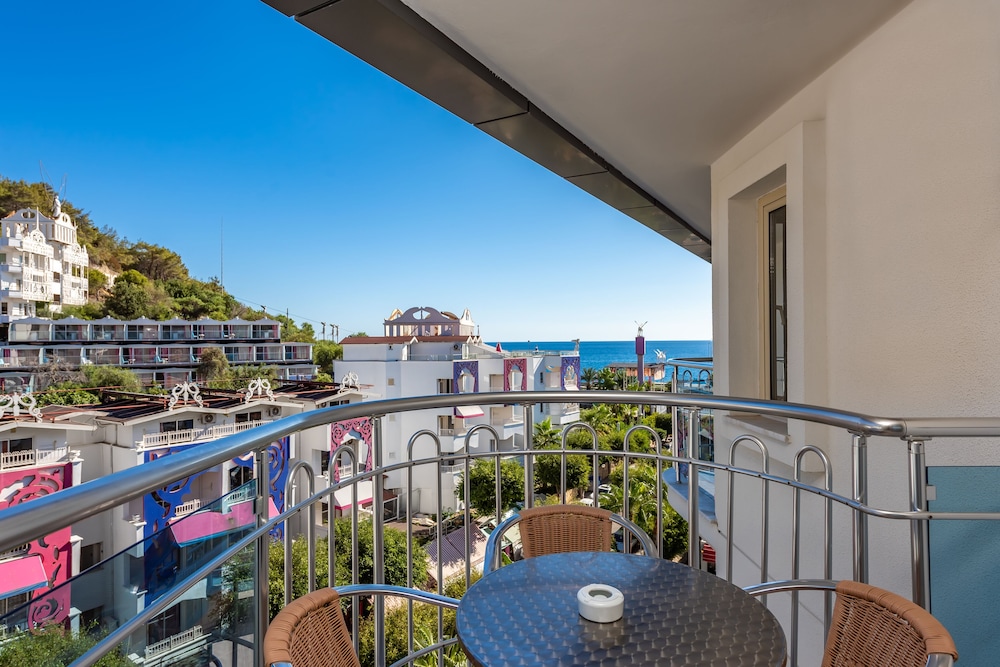 White City Beach - Adults Only — Hotel rooms in Alanya