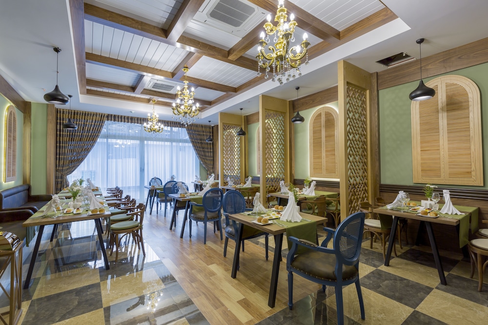 Side Royal Palace Hotel & Spa - All Inclusive — Restaurant & bars in Side