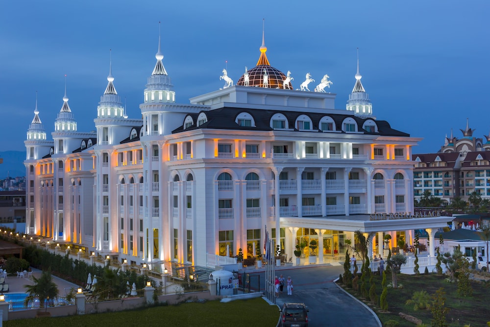 Side Royal Palace Hotel & Spa - All Inclusive — Hotel building in Side