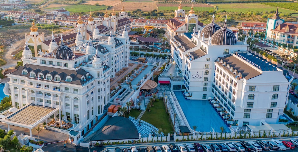 Side Royal Palace Hotel & Spa - All Inclusive — Hotel building in Side