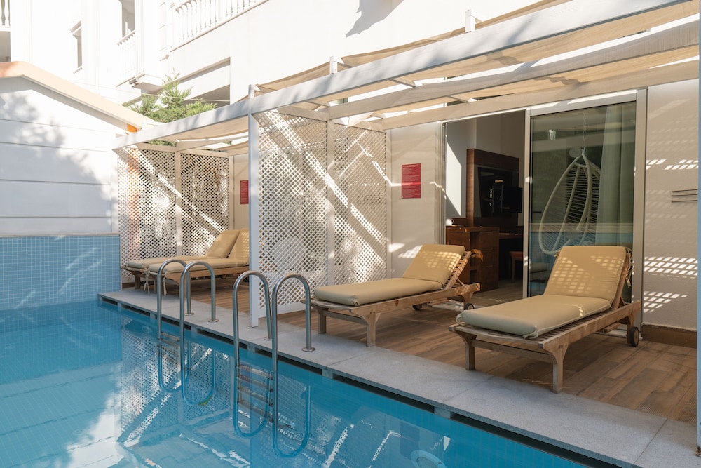 Side Royal Palace Hotel & Spa - All Inclusive — Swimming pool in Side