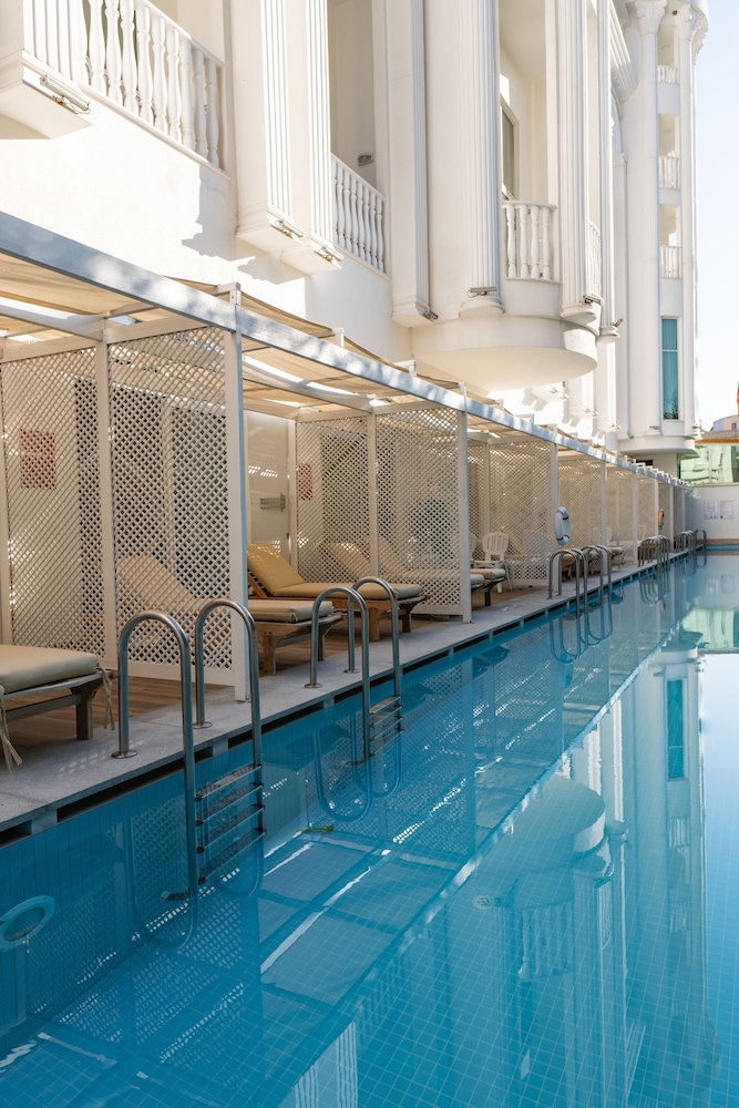 Side Royal Palace Hotel & Spa - All Inclusive — Swimming pool in Side