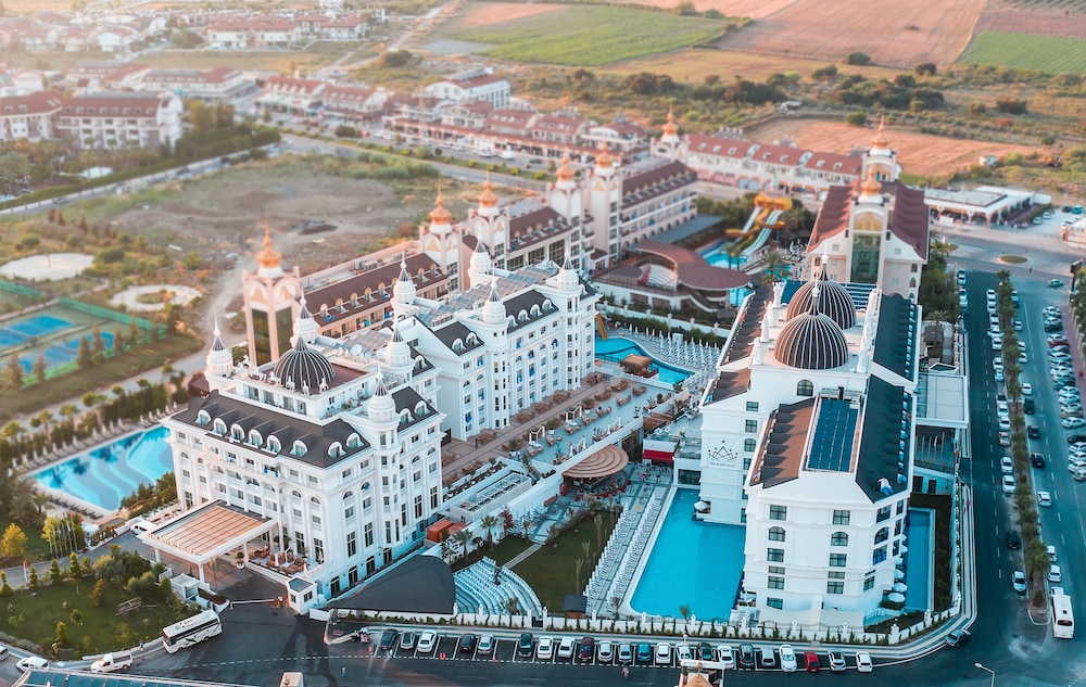 Side Royal Palace Hotel & Spa - All Inclusive — Hotel building in Side