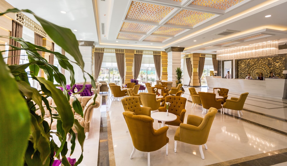 Side Royal Palace Hotel & Spa - All Inclusive — Hotel building in Side