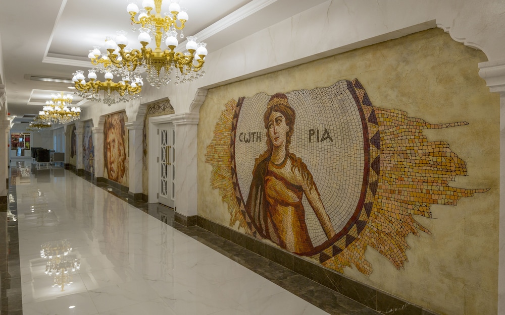Side Royal Palace Hotel & Spa - All Inclusive — Hotel building in Side