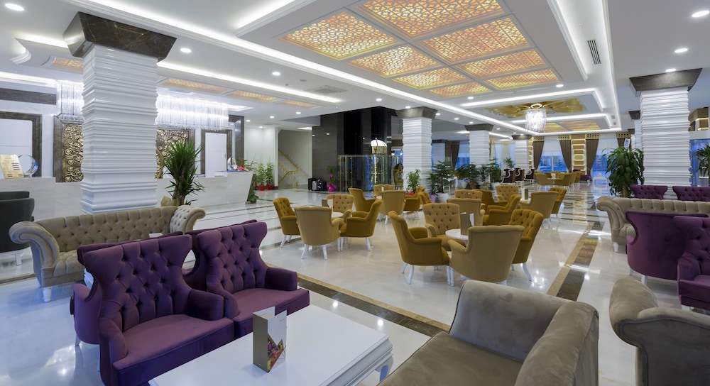 Side Royal Palace Hotel & Spa - All Inclusive — Hotel building in Side