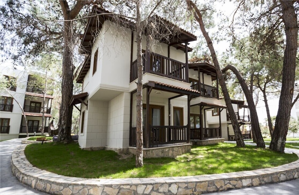 Voyage Sorgun — Hotel building in Side