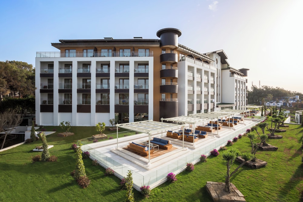 Voyage Sorgun — Hotel building in Side