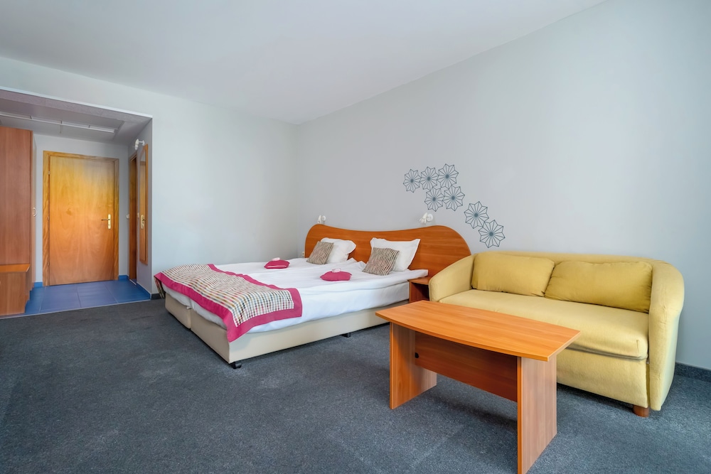 MPM Kalina Garden Hotel — Hotel rooms in Sunny Beach, Burgas Region