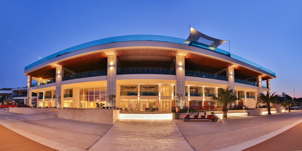 White Lagoon All Inclusive — Hotel building in Kavarna, Dobrich