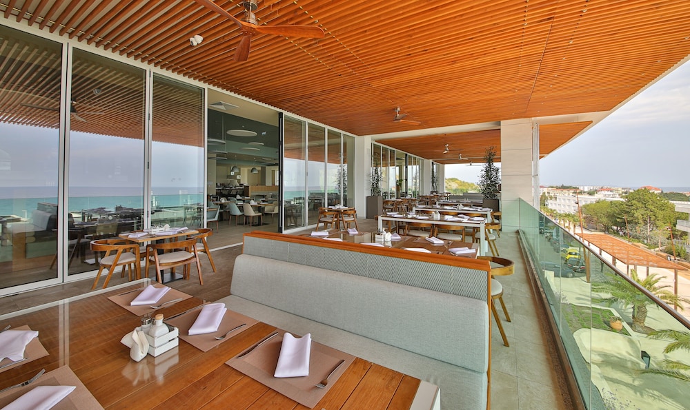 White Lagoon All Inclusive — Restaurant & bars in Kavarna, Dobrich