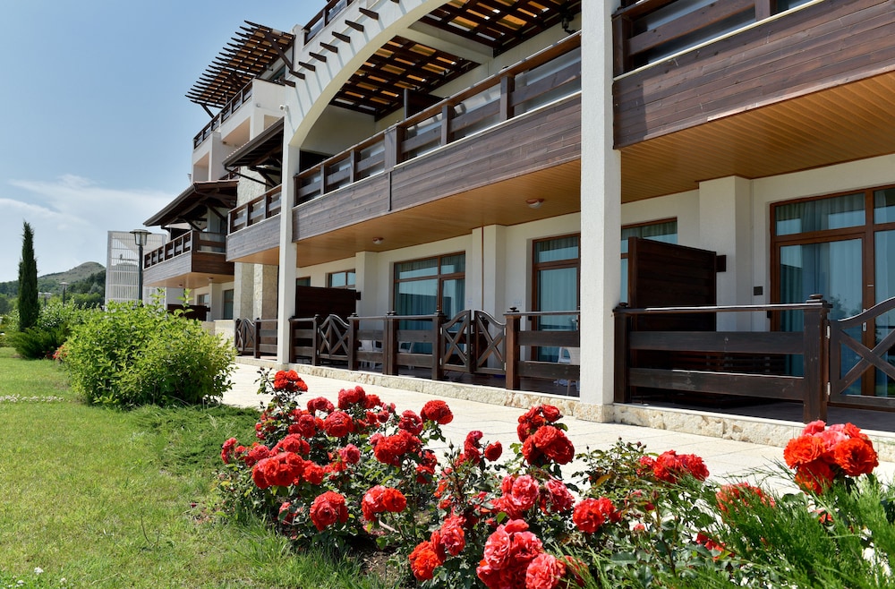 White Lagoon All Inclusive — Hotel building in Kavarna, Dobrich