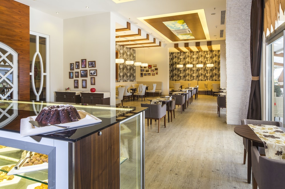 Dizalya Palm Garden - All Inclusive — Restaurant & bars in Alanya