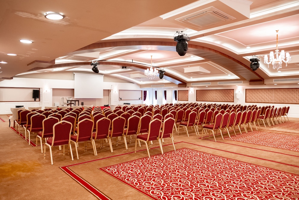 Dizalya Palm Garden - All Inclusive — Hotel building in Alanya