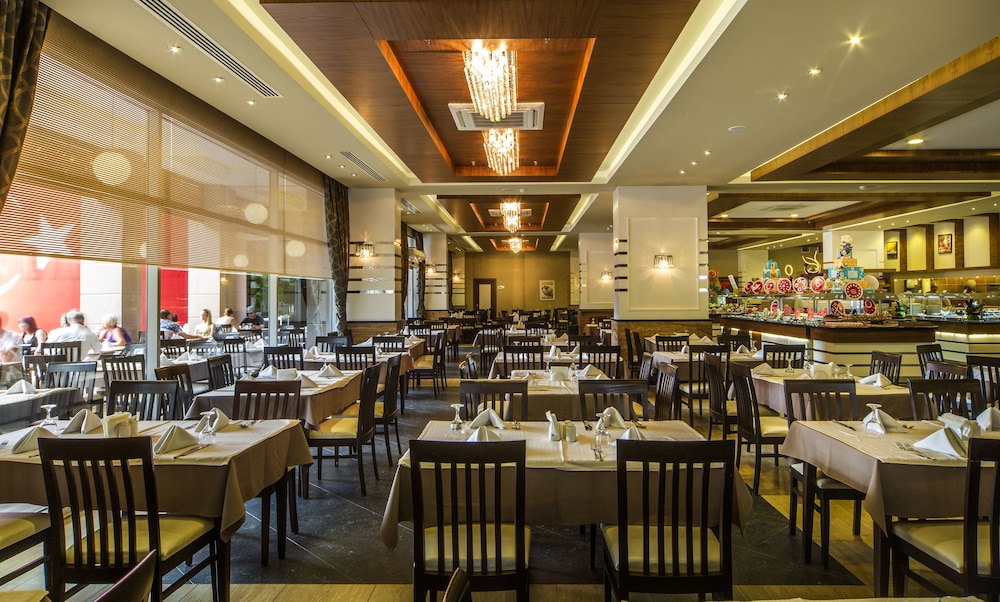 Dizalya Palm Garden - All Inclusive — Restaurant & bars in Alanya