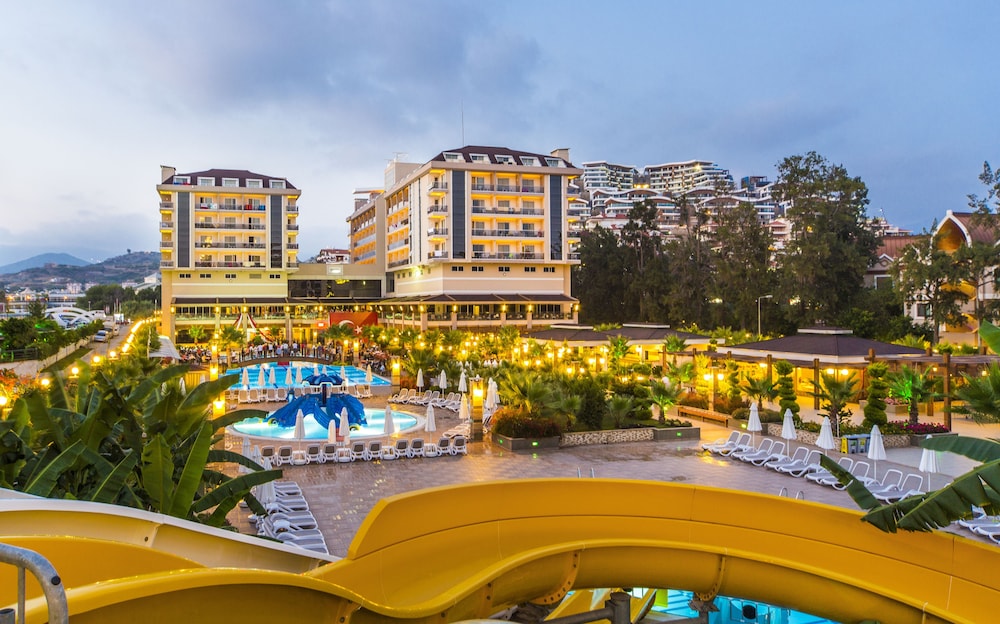 Dizalya Palm Garden - All Inclusive — Swimming pool in Alanya