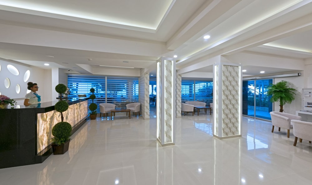 Kleopatra Life Hotel & SPA — Hotel building in Alanya