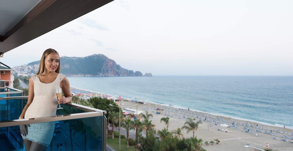 Kleopatra Life Hotel & SPA — Beach in Alanya
