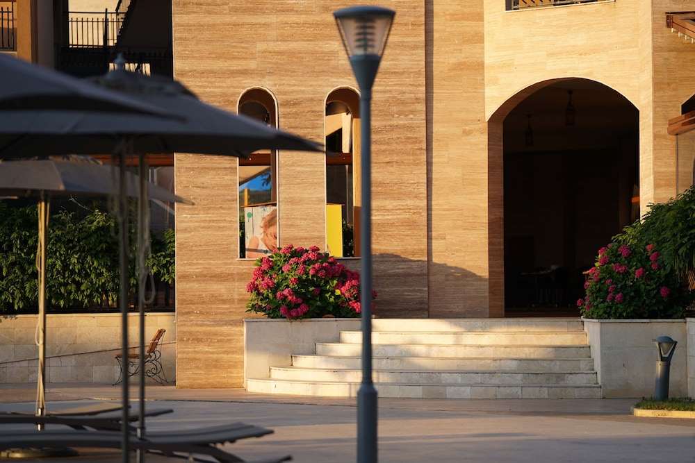 HVD Club Hotel Miramar - Ultra All Inclusive — Hotel building in Obzor, Burgas Region