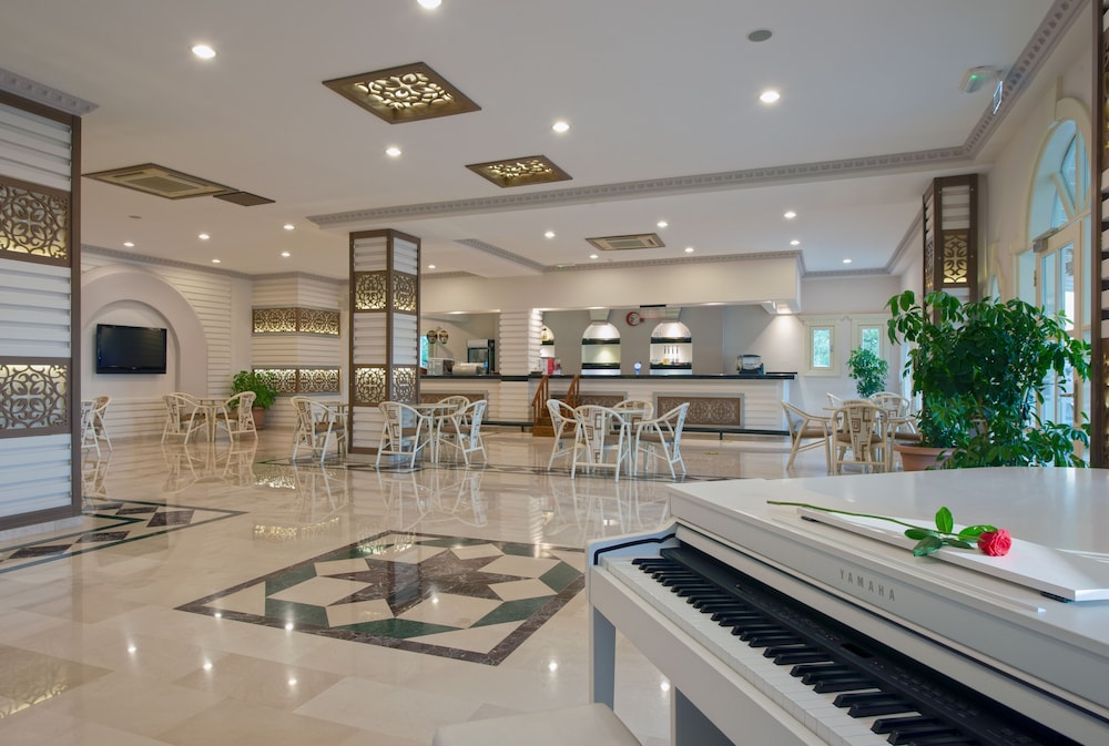 Club Paradiso Hotel — Restaurant & bars in Alanya