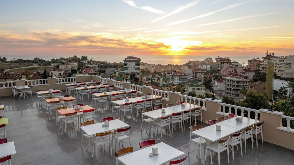 Club Paradiso Hotel — Restaurant & bars in Alanya
