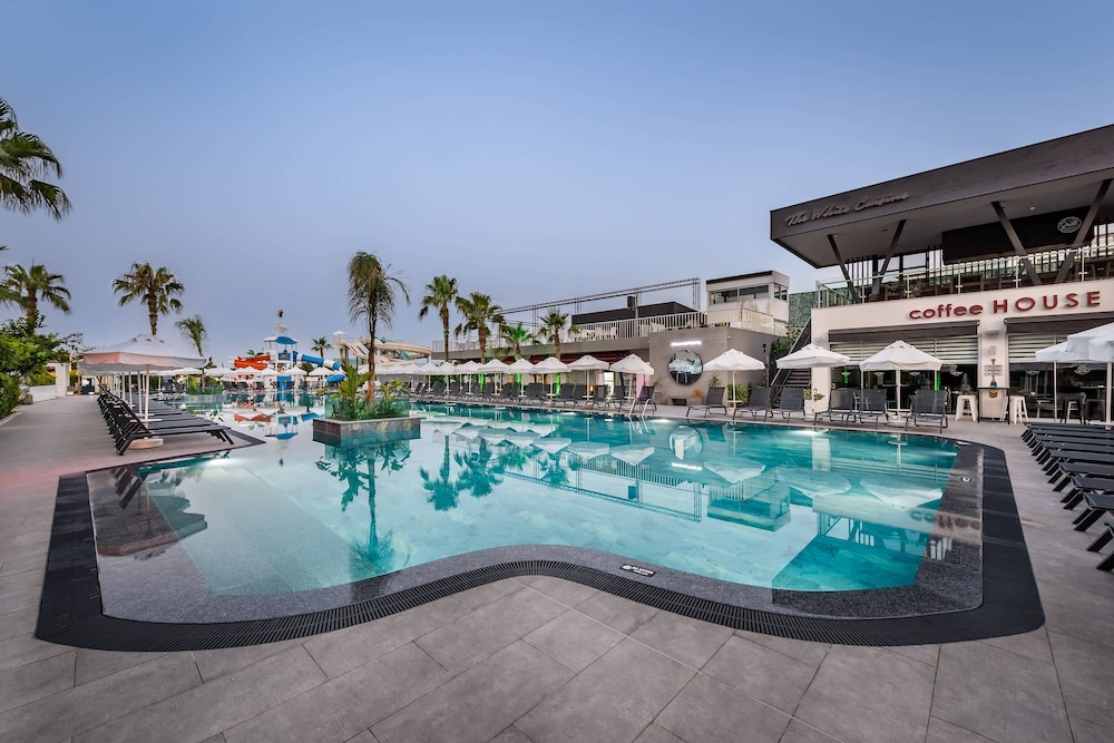 White City Resort Hotel — Swimming pool in Alanya