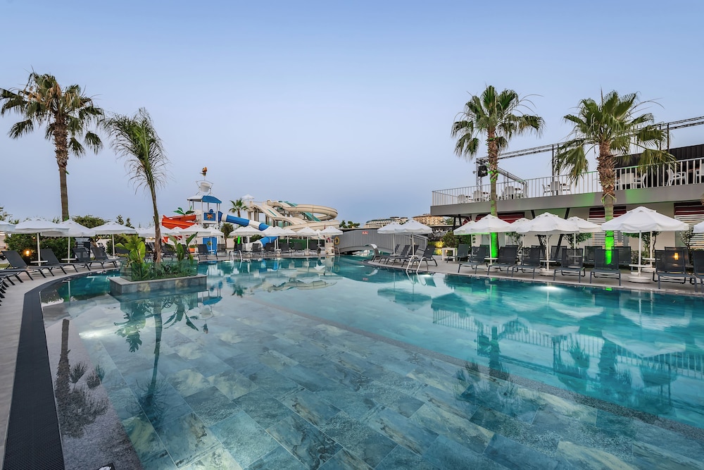 White City Resort Hotel — Swimming pool in Alanya