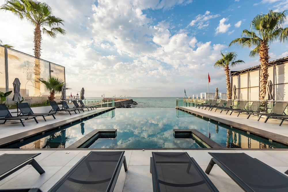 White City Resort Hotel — Swimming pool in Alanya