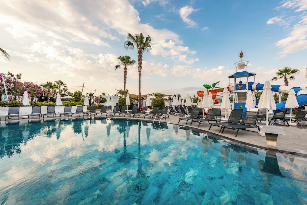 White City Resort Hotel — Swimming pool in Alanya