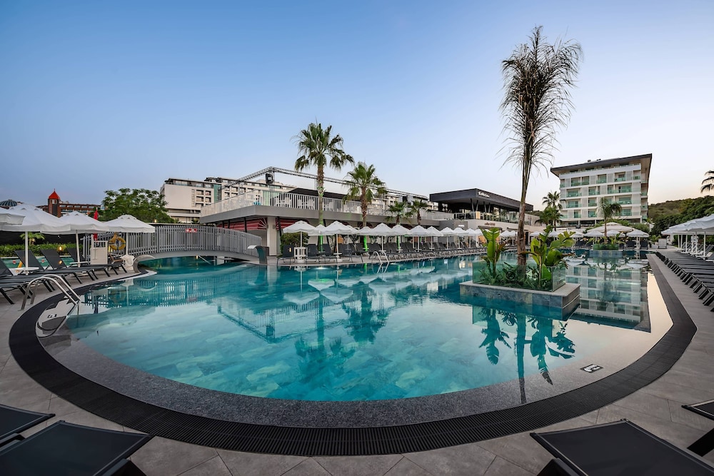 White City Resort Hotel — Swimming pool in Alanya