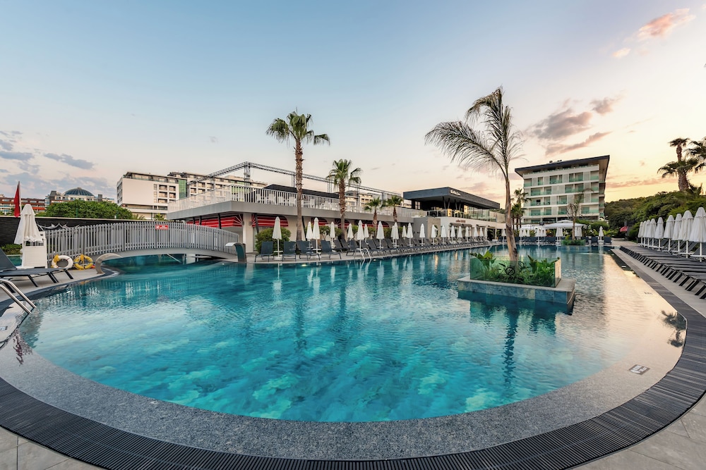 White City Resort Hotel — Swimming pool in Alanya