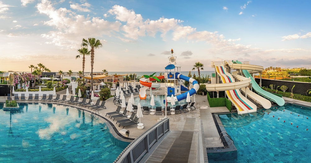 White City Resort Hotel — Swimming pool in Alanya