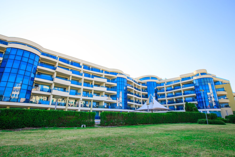 Aparthotel Marina Holiday Club & Spa — Hotel building in Pomorie, Burgas Region