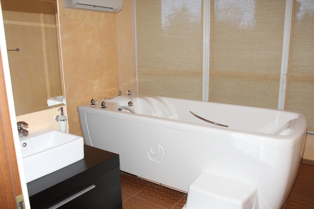 Aparthotel Marina Holiday Club & Spa — Hotel rooms in Pomorie, Burgas Region