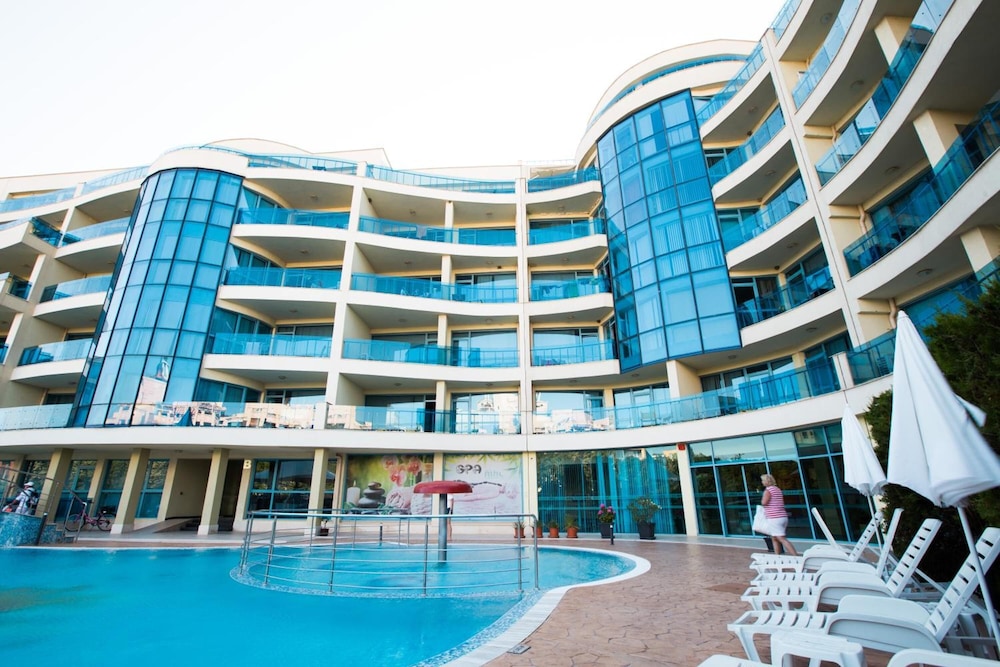 Aparthotel Marina Holiday Club & Spa — Hotel building in Pomorie, Burgas Region